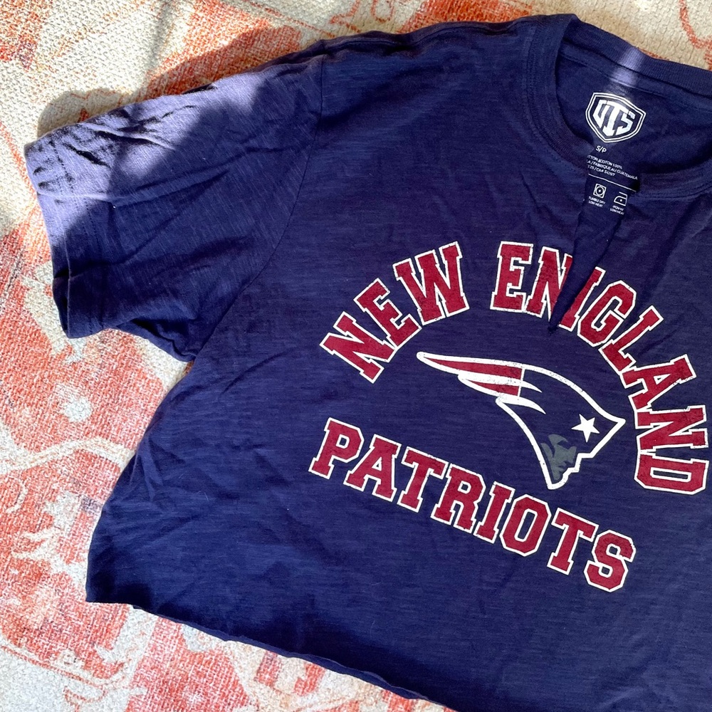 * NWOT * 100% Cotton Vintage Cropped Patriots Tee